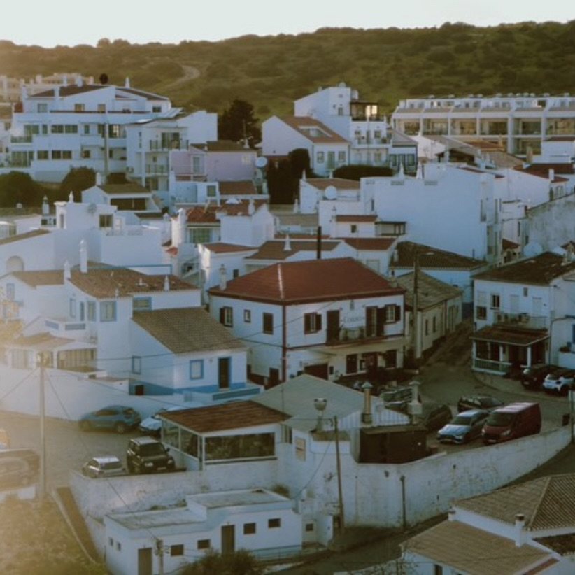 Vista sobre as casas brancas da aldeia de Burgau