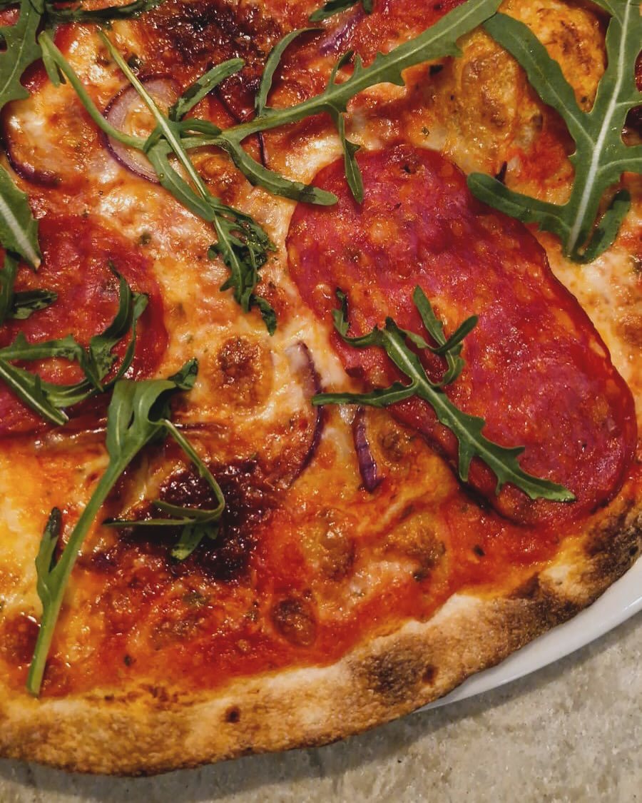 Pizza romana do Corso com molho de tomate e rúcula